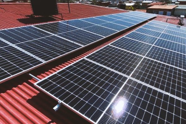 Paneles solares en el techo de una casa